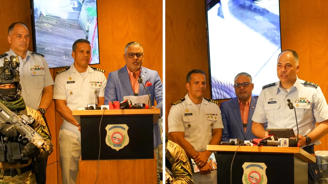 Autoridades de la DNCD y fuerzas de seguridad ofrecen conferencia de prensa sobre incautación de 749 paquetes en Baní