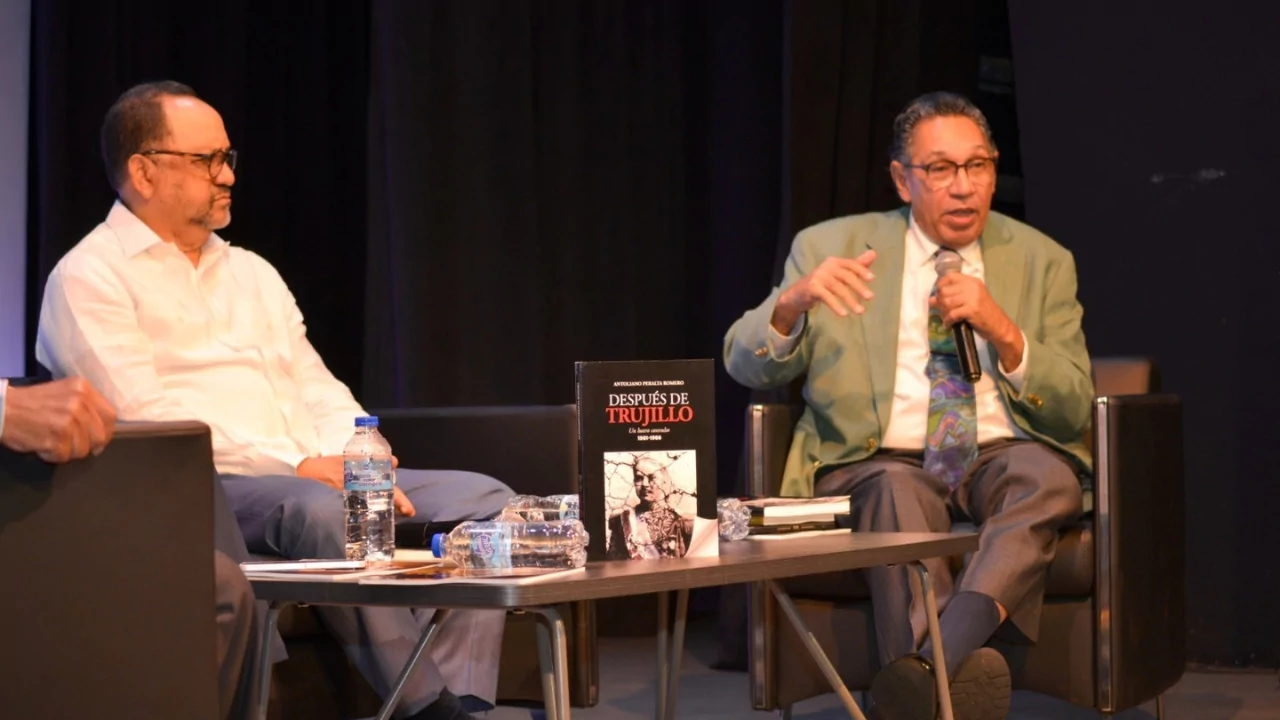 Presentación del libro Después de Trujillo de Antoliano Peralta durante una actividad en la Feria del Libro Santo Domingo 2026.