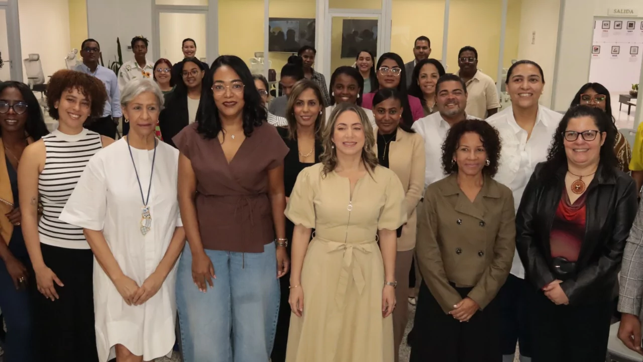 Grupo de participantes y organizadores del diplomado del Ministerio de la Mujer y Flacso RD para periodistas sobre violencia de género
