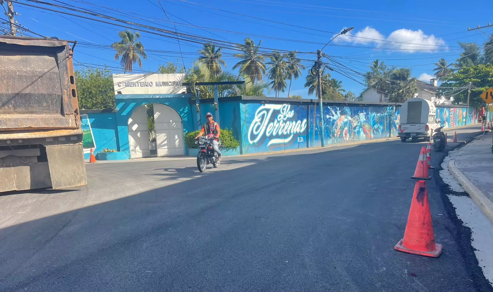 Calle recién pavimentada en Las Terrenas durante los trabajos de rehabilitación vial promovidos por Obras Públicas y Turismo.