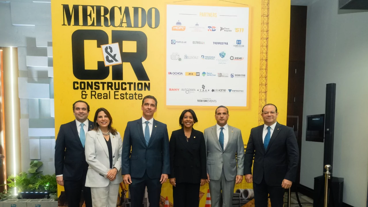 Ejecutivos posan en evento de Mercado Construction & Real Estate, vinculados al liderazgo hipotecario del Banco Popular Dominicano