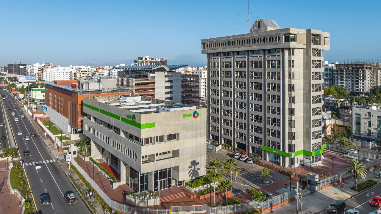 Edificio corporativo del Banco BHD en Santo Domingo, entidad que entregará el Premio Mujeres Que Cambian el Mundo