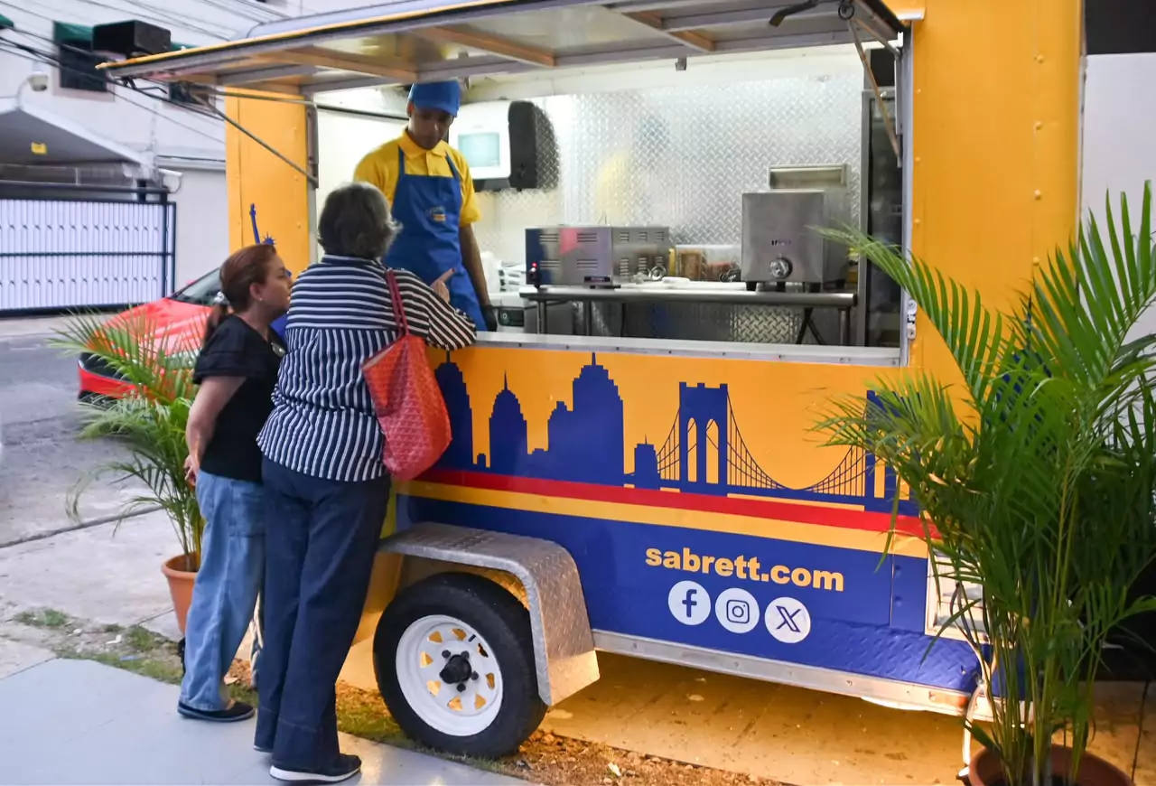 Clientes frente al food truck de Sabrett en República Dominicana, inspirado en los food carts de Nueva York