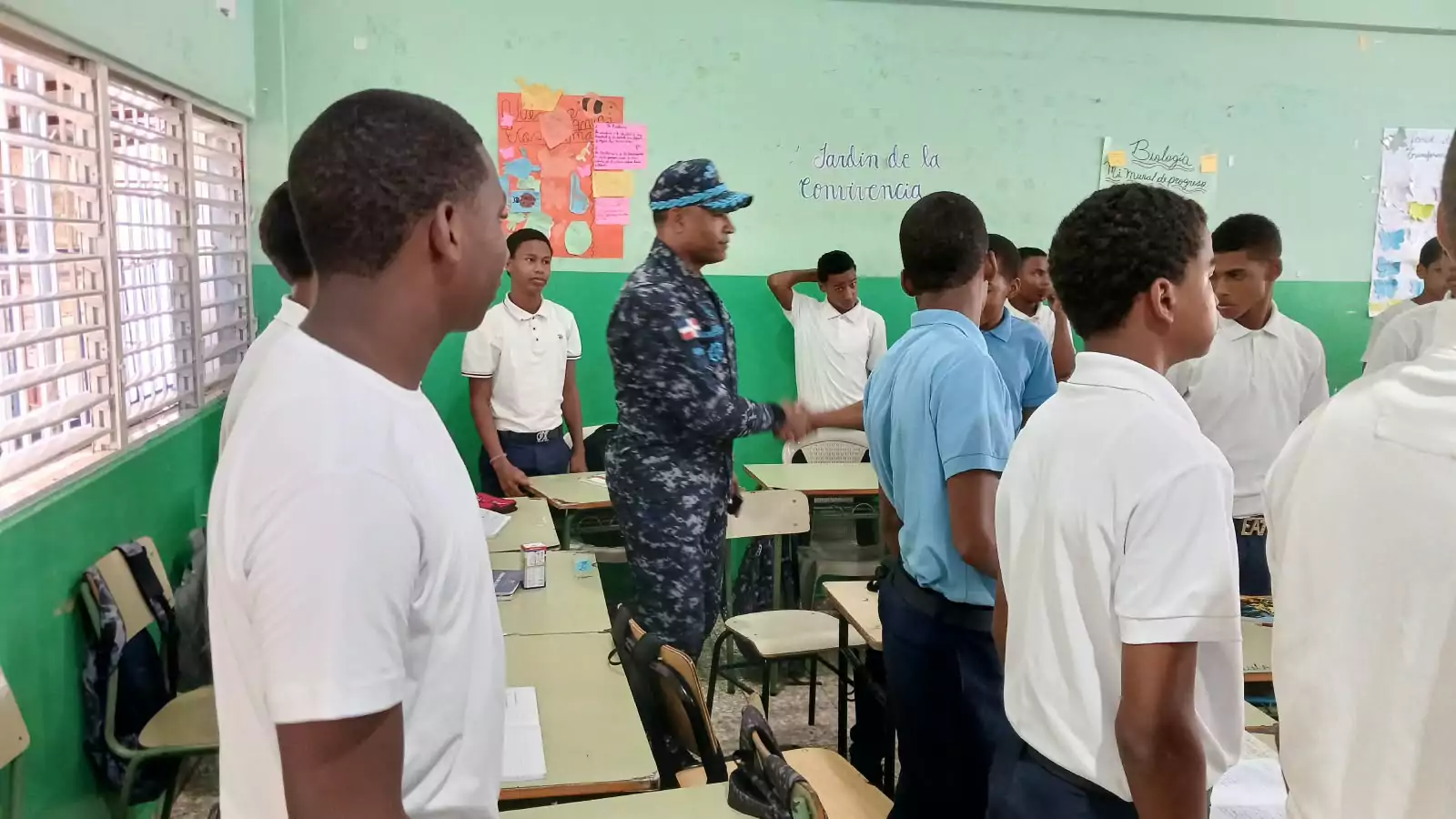 Oficial policial comparte con estudiantes en un aula de Barahona, en acciones de prevención y seguridad ciudadana