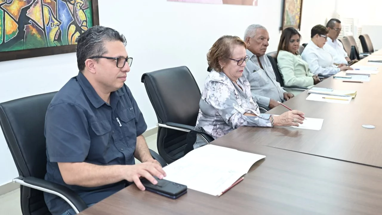 Integrantes del CNS reunidos durante la aprobación del aumento del 25% al ​​salario mínimo de los operadores agrícolas en RD