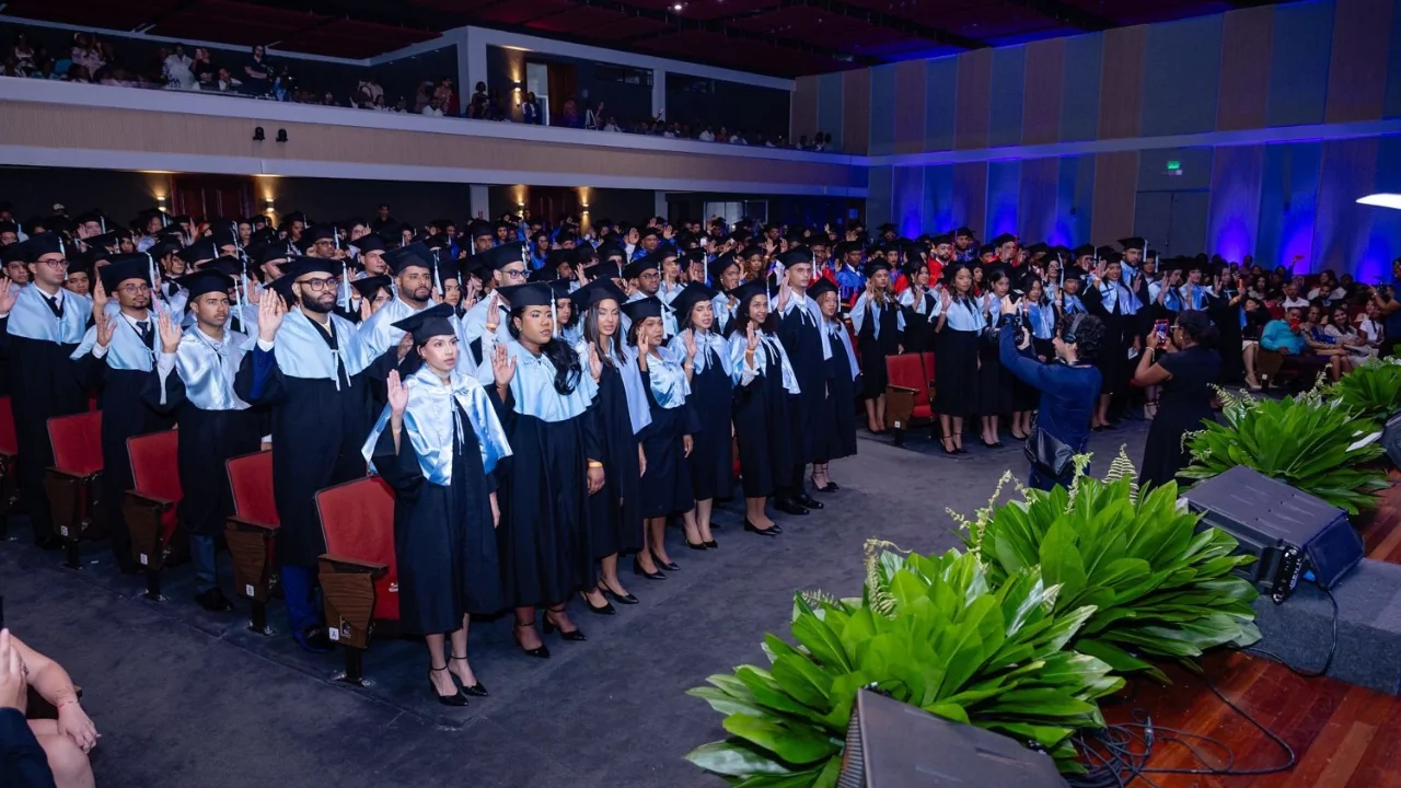 Graduados de UNAPEC durante su 59° graduación, en la que culminaron sus estudios 858 nuevos profesionales