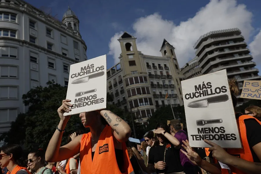Colectivos por el derecho a la vivienda, como el Sindicato de Llogateres, se manifiestan en protesta contra especuladores y rentistas